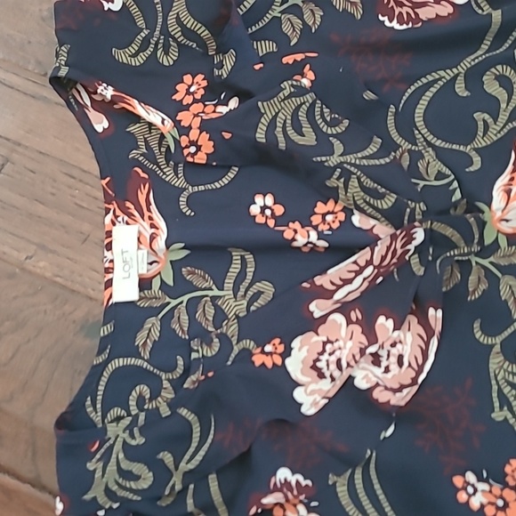 Loft Outlet navy blouse with floral pattern & ruffled neckline size Medium - Picture 2 of 7